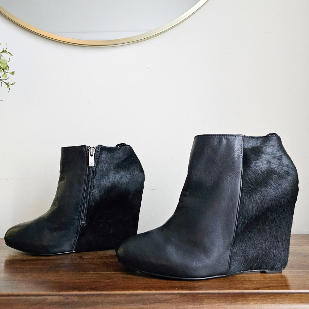 Pour La Victoire Gianni Black Haircalf & Leather Wedge Booties Size 10